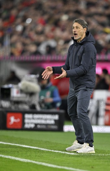 Coach Niko Kovac Borussia Dortmund BVB on the sidelines gesture gesture TV camera, German Classico,