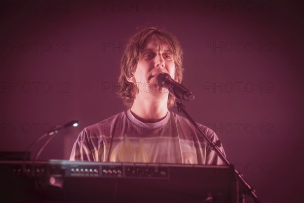 Patrick Hetherington, Keyboarder von Parcels live in der Berliner Max-Schmeling-Halle am 04.10.2025