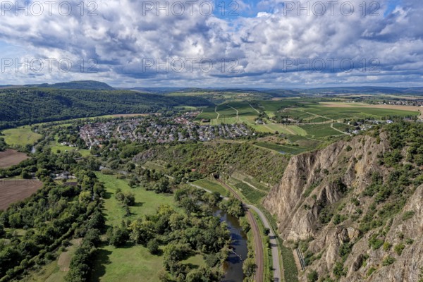 Ausblick vom Rotenfels, einer Steilwand am Naheufer im Naturpark Soonwald-Nahe, auf das Nahetal und