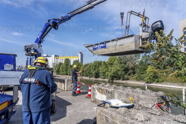 Launching, with crane, of a THW multi-purpose boat in front of a training trip on the Rhine, near