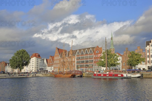 Ships on the banks of the Stadttrave, houses, cityscape, sailing ship, quay, harbour, light