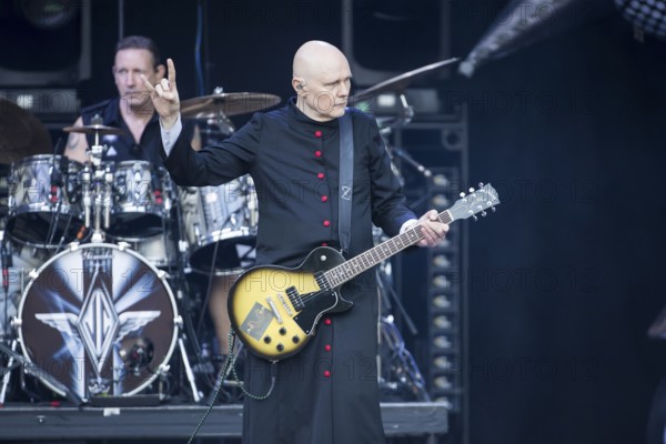 Jimmy Chamberlin (drummer) and Billy Corgan (singer) from The Smashing Pumpkins live on The Aghori