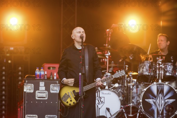 Billy Corgan (singer) and Jimmy Chamberlin (drummer) from The Smashing Pumpkins live on The Aghori