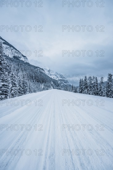 Winter road trip on the Icefields Parkway with lots of snow and ice, Banff National Park, Jasper
