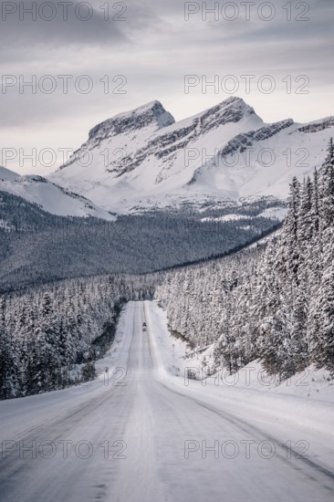 Winter road trip on the Icefields Parkway with lots of snow and ice, Banff National Park, Jasper