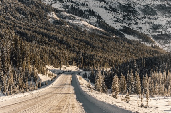 Winter road trip on the Icefields Parkway with lots of snow and ice, Banff National Park, Jasper