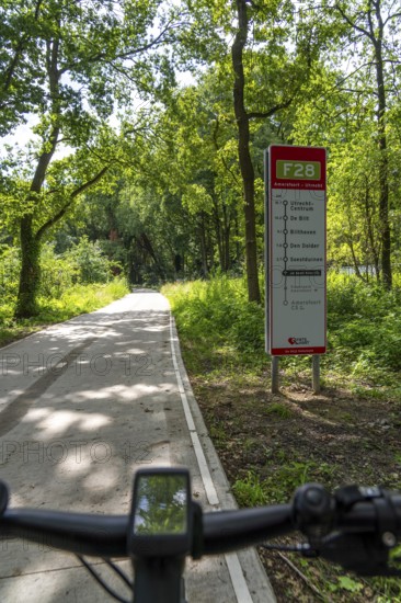 Long-distance cycle path F28, so-called Doorfietsroute, through cycle path, in the province of