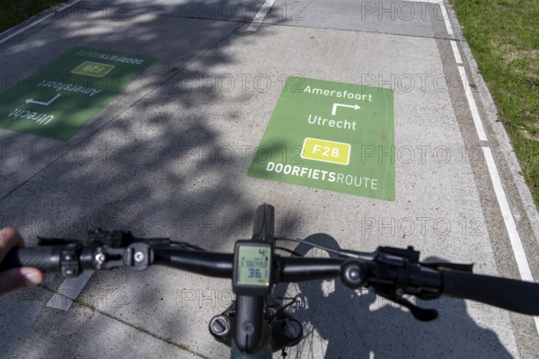 Long-distance cycle route F28, so-called Doorfietsroute, through cycle route, in the province of
