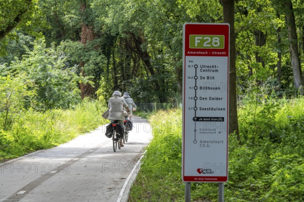 Long-distance cycle path F28, so-called Doorfietsroute, through cycle path, in the province of