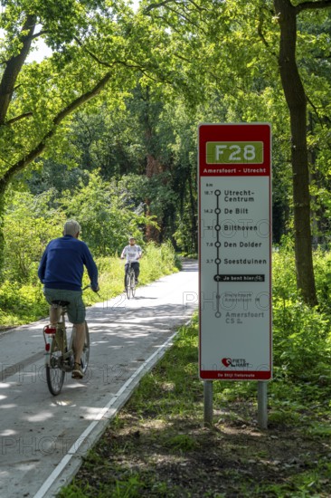 Long-distance cycle path F28, so-called Doorfietsroute, through cycle path, in the province of