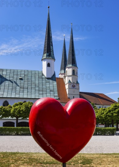 Chapel of Grace and Stiftspfarrkirche Sankt Philippus und Jakobus am Kapellplatz, place of