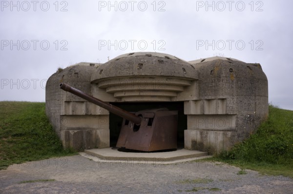 German Krupp 15 cm cannon, gun, in the bunker of the Le Chaos battery, gun battery, Atlantic Wall,