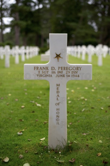 Medal of Honour marking, grave of Frank D. Peregory, gravestones, war graves, soldiers' graves,