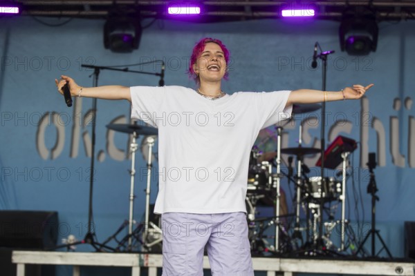 Eva Sauter, singer of the band ok.danke.tschüss at the Highfield Festival on Sunday, Störmthaler