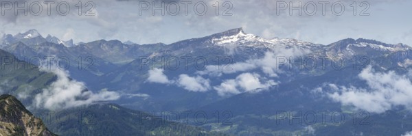 Mountain panorama from Zeigersattel to Hoher Ifen, 2230m, Kleinwalsertal, Vorarlberg, Allgäu Alps,