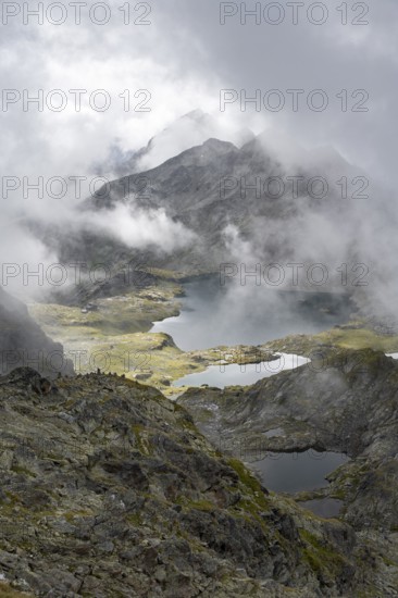 Mountain lakes Wangenitzsee and Kreuzsee, cloudy mountain peaks in the morning, Schober group, Hohe