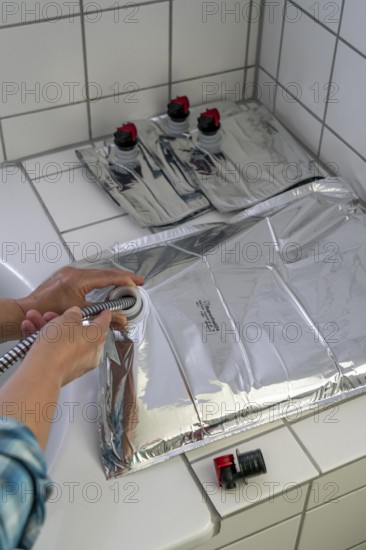 Filling a 10 litre water bag, for storing drinking water at home, as an emergency reserve in the