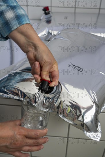 Tapping water from a 10 litre water bag, for storing drinking water at home, as an emergency