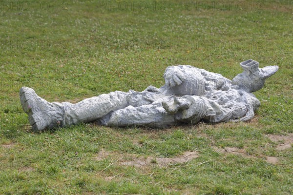 Sculpture Astronauts by Pawel Althamer 2023, Blickachsen 14, modern art, astronaut lying in the
