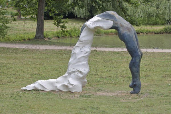 Sculpture Arched Figure by Grace Schwindt 2020, Blickachsen 14, modern art, abstract art, female