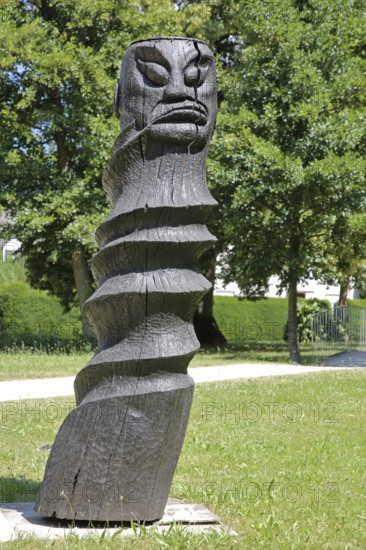 Sculpture Der Verdrehte von Kunsttäter 2009, black, wood sculpture, modern art, twisted, twisting,