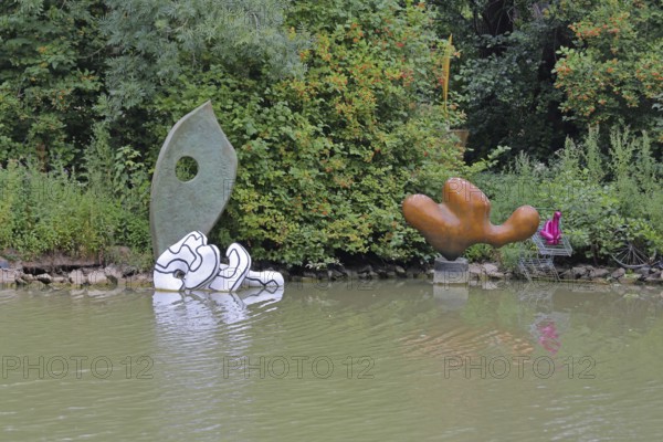 Art installation The Year of Living Dangerously by Maria Loboda 2022, Blickachsen 14, sculpture,