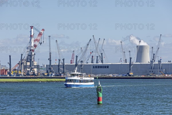 Excursion boat, overseas harbour, Liebherr-MCCtec, heavy-duty crane TCC 78000, Warnow, Warnemünde,