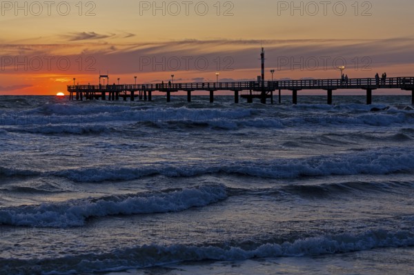 Sunset, pier, waves, swell, Wustrow, Fischland, Mecklenburg-Vorpommern, Germany