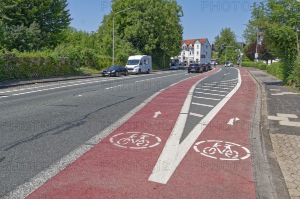 Divided cycle lanes for cyclists going straight ahead and turning right in front of a traffic light