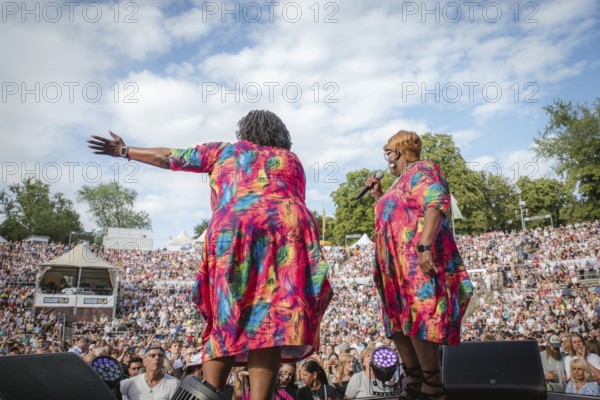Dynelle Rhodes (Armstead) and Dorrey Lyles, singers of the Weather Girls at the Berlin Rundfunk 91