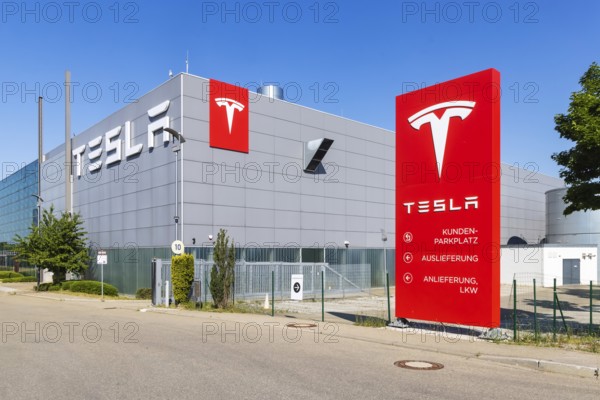 Standstill at the largest Tesla pick-up centre in Europe. Tesla's sales crisis is making itself