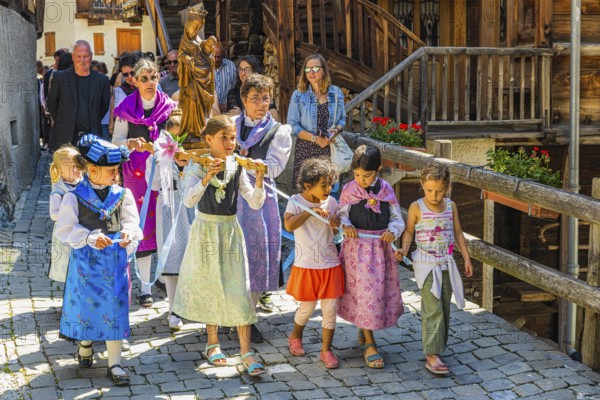 Women and children carrying the statue of the Virgin Mary with the Infant Jesus in the Corpus