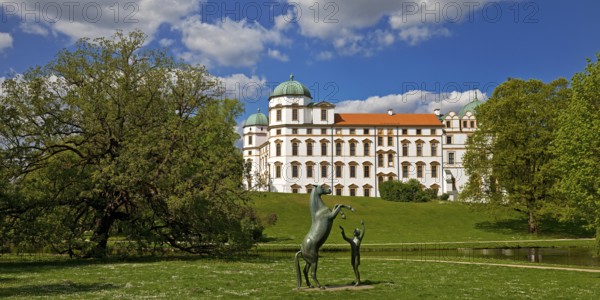 Artwork with the title Hengst Wohlklang in der Freiheitsdressur by Ulrich Conrad in the park of