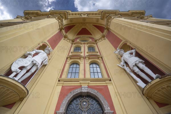 Main façade with two sculptures, the giant Haymon and his opponent the giant Thyrsus, legendary