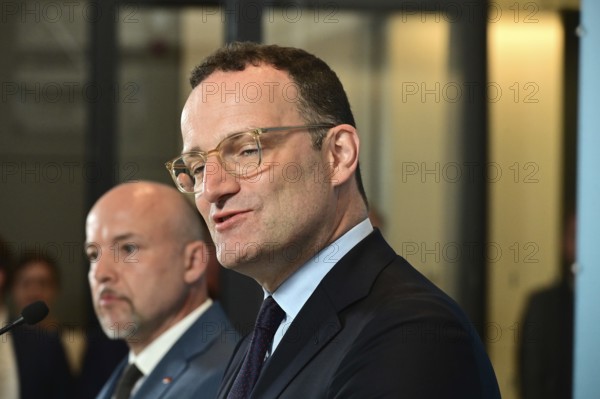 On the right, the chairman of the CDU/CSU parliamentary group, Jens Spahn (CDU), and his deputy