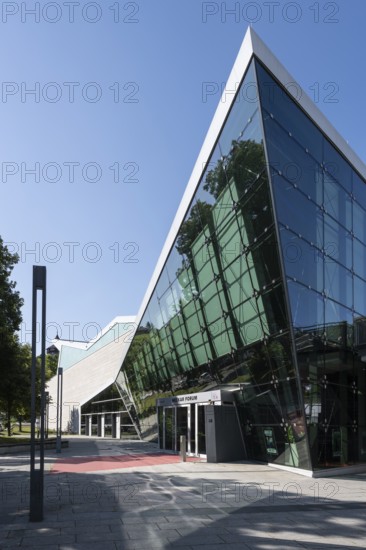 Das Neckarforum, moderne Architektur mit Glasfassade in der Innenstadt von Esslingen am Neckar,