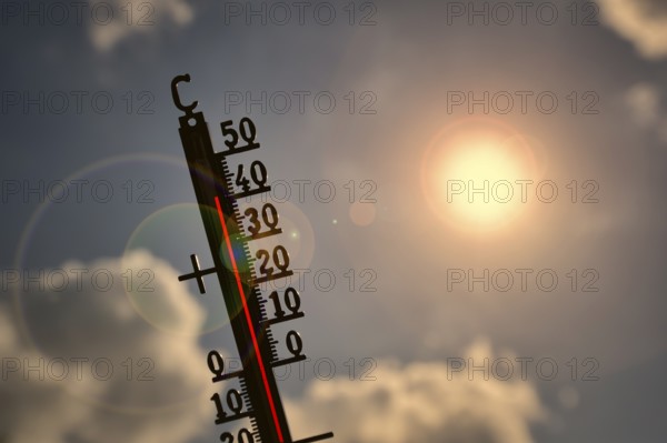 Symbolic image heat, heat wave, thermometer in the sun, 40 degrees Celsius, climate change,