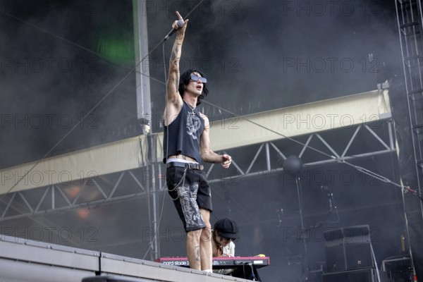 Remington Leith, singer, frontman, Palace Royale, rock band, USA, live open air at the Citadel