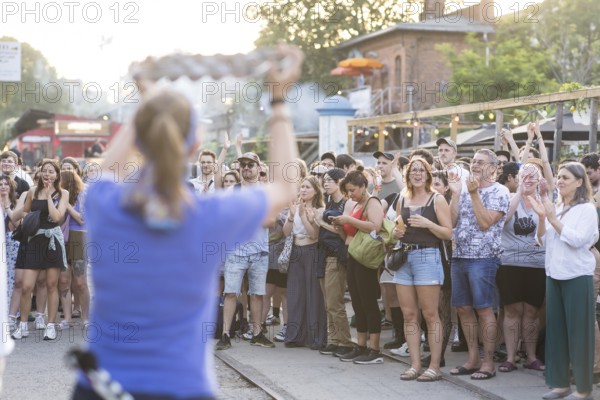 Spectators of the band Berlin Percussion on the RAW grounds as part of the Fête de la Musique. The