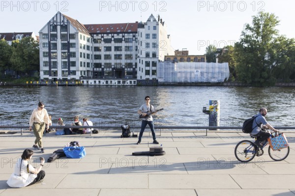 Guitarist at the East Side Gallery in front of the Spree as part of the Fête de la Musique. The