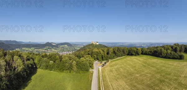 Luftbild, Panorama von der hochmittelalterlichen Burgruine, Höhenburg Hohenneuffen von Osten