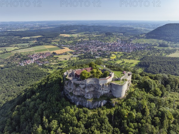 Luftbild von der hochmittelalterlichen Burgruine, Höhenburg Hohenneuffen am Albtrauf mit den
