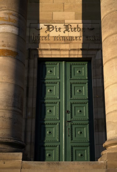 Entrance portal, burial chapel with inscription DIE LIEBE HÖRET NIMMER AUF on the Württemberg,
