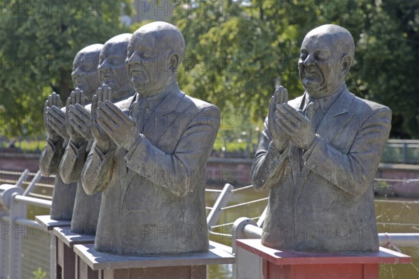 Sculpture The Claque by Guido Messer 1987, modern art, four male figures clapping hands, arms,