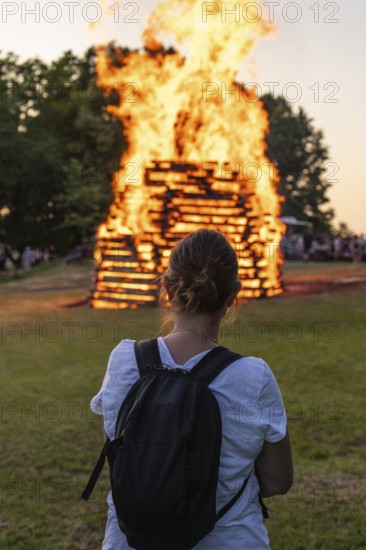 Woman in front of the midsummer fire in the Lenninger Valley on 21/06/2025