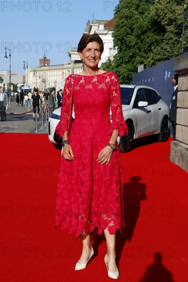 Ilka Horstmeier (BMW Board of Management) arriving at Charles Gounod's Roméo et Juliette after