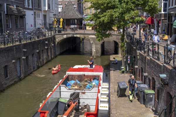 The historic centre of Utrecht, Oudegracht, around 2 km long with many old houses, the rubbish