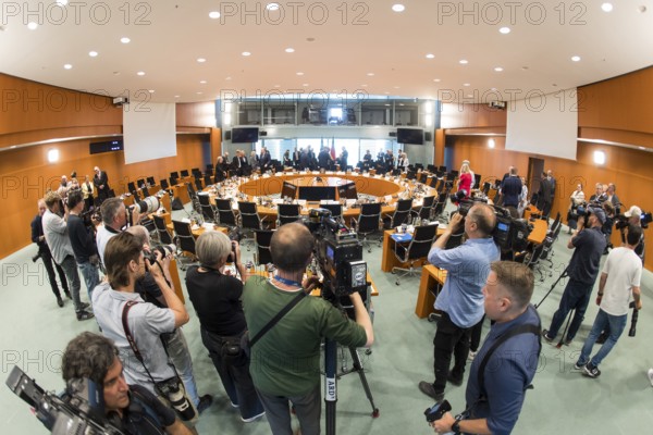 Overview in front of the meeting of Federal Chancellor Friedrich Merz with the heads of government