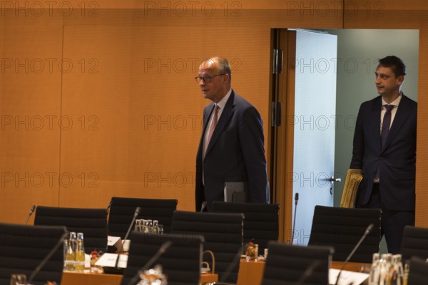 Federal Chancellor Friedrich Merz (l, CDU) arrives for the consultation between Federal Chancellor