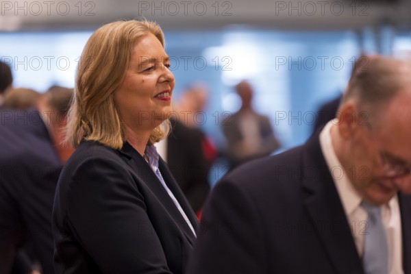 Bärbel Bas (SPD, Federal Minister of Labour and Social Affairs) in front of the consultation